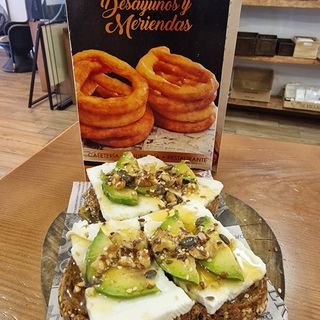 Rebanada Multicereal Con Queso Fresco, Aguacate, Nueces Y Miel