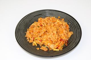 Riso coreano con kimchi e carne
