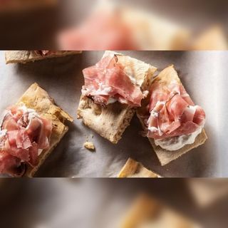 Focaccia crudo e stracciatella