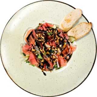 Sałatka z serem gorgonzola i szynką dojrzewającą