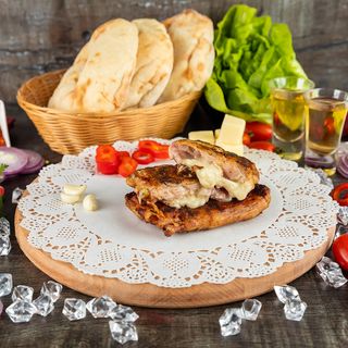 Punjeni pileći otkošteni batak u maramici - porcija