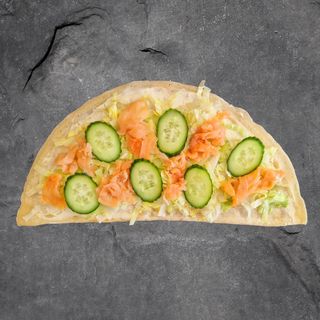 Naleśnik z łososiem i sałatą