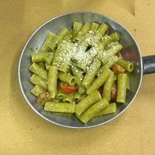Rigatoni al pesto con pinoli e pomodorini