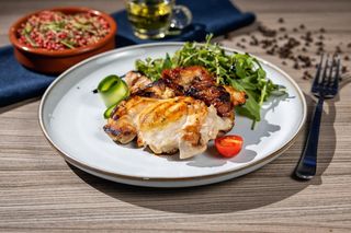 Pulpa de pui dezosata cu garnitura si salata varza