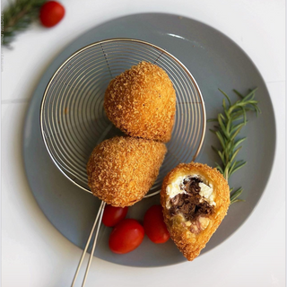 Coxinha de Costela com creme chease 