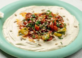 Humus cu semințe de pin și salată tabbouleh