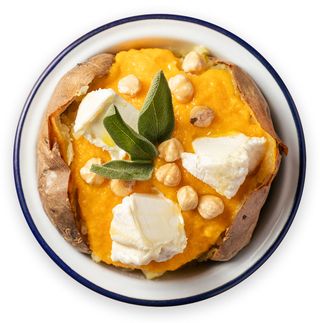 Crema di zucca, caprino, nocciole e olio alla salvia
