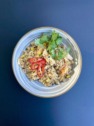WOK asiatic 
Orez thailandez prăjit cu pui