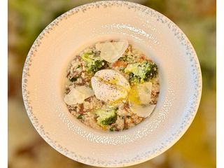 Солона вівсянка з телячою щокою, яйцем Пашот та пармезаном (370g)