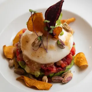 Burrata de la Puglia con fresones confitados en aceto balsámico, aguacate