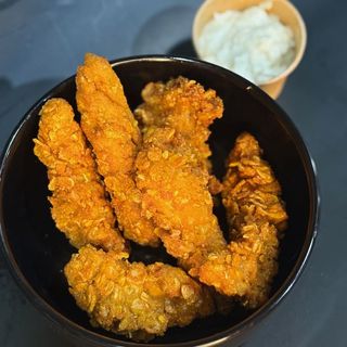 Crispy Chicken Fingers con salsa a elegir