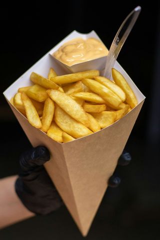 4. Frytki Duże 400g + 1 sos