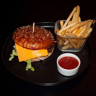 Cheeseburger + Coca-Cola