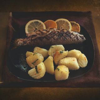 Pastrav la gratar cu cartofi natur 200g/250g