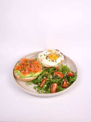 Chiflă tost cu avocado și somon slab sărat