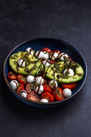 Салата с моцарела и авокадо