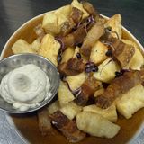 Yucas con chicharrón 