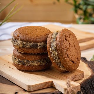 Уникални домашни меденки слепени с шипков мармалад и оваляни в орехи(200г)