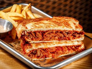 Pulled Pork sandwich cu cartofi pai și sos