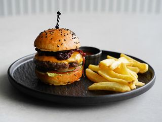 Бургер з телятиною та цибулевим мармеладом (270/70/30г)