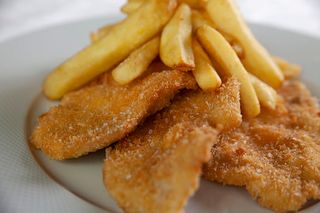 Pechuga de pollo empanada con patatas fritas