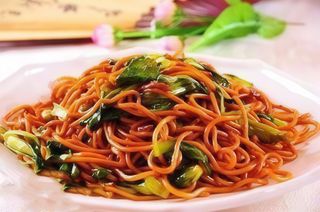 R13 Nouilles Sautées aux Légumes蔬菜炒面