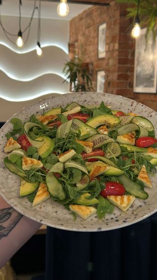 Sałatka z awokado i serem smażonym