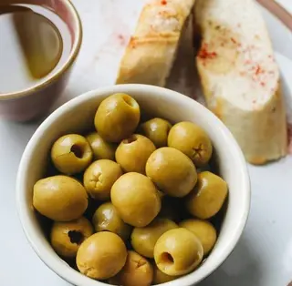 Pão + Azeitonas + 2 Patés