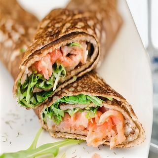 Salmón ahumado, queso cremoso, rúcula y eneldo