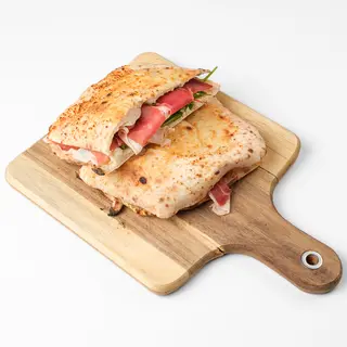 Pršut i mozzarella sendvič