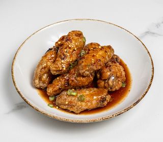 Alitas crujientes con salsa picante