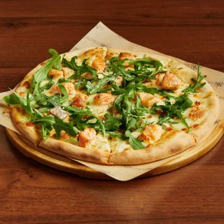 Пицца с лососем и рукколой 