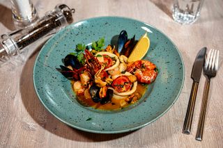 Fructe de mare în sos de vin