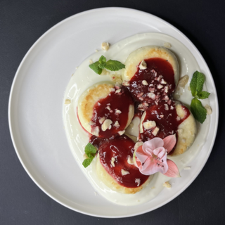 Сирники з малиновим соусом і ванільним кремом (250г)