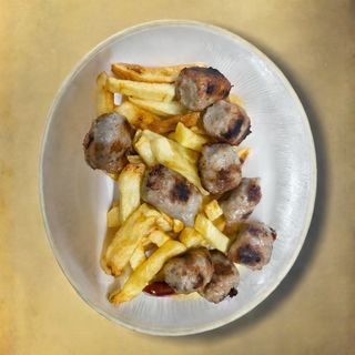 Сръбски кебапчета с пържени картофи и лютеница (400г)