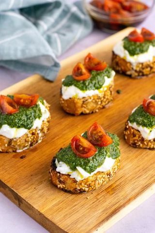 Crostini com Mozzarella, Presunto e Pesto