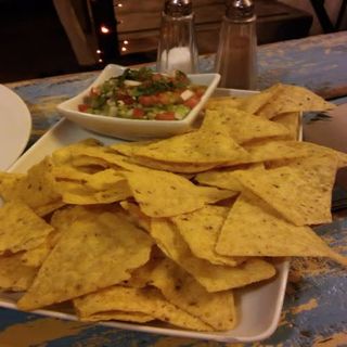 Nachos Con Guacamole