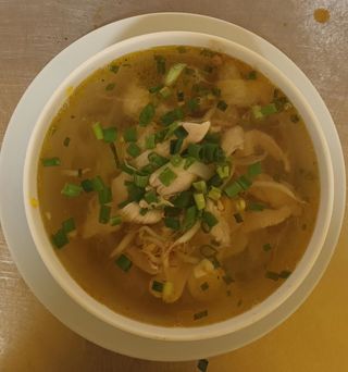 Zupa pho z kurczak z makaronem ryżowym