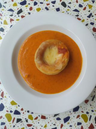Nido de hojaldre relleno de salsa de tomate y champiñon