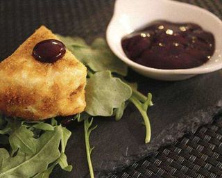 Queijo Camembert Panado c/ Molho Frutos Silvestres