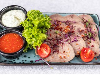 Язик з двома соусами (100г)