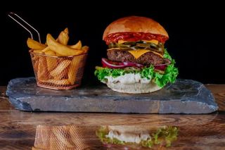 Burger Jalapeños i mini frytki