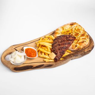 Punjena pljeskavica s pomfritom, kruh i prilog