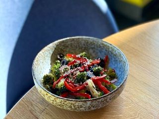 Салат Веселка з броколі, солодким перцем і маслинами (200g)