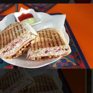 Potchi nuggets , servi avec frite 