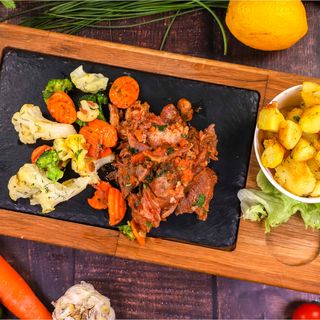 Свински джолан със задушени картофи