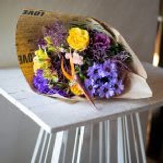 Buket živih boja u žuto-ljubičastim nijansama