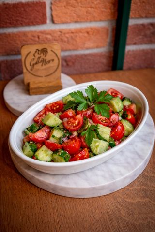 Salata de rosii si castraveti