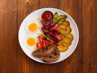 Сніданок з копченими ковбасками і картоплею (370g)
