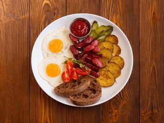 Сніданок з копченими ковбасками і картоплею (370g)